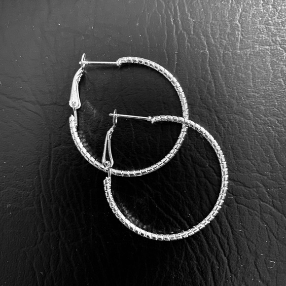 NWOT Silver Ultima Medium Size Hoop Earrings NEW - Picture 3 of 4